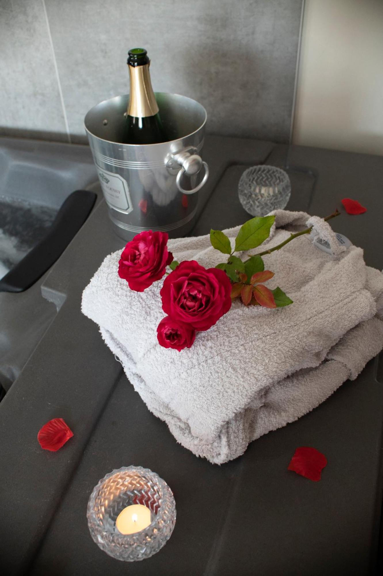 L'Eden House : Maison spécial couple avec jacuzzi Carpentras Exterior foto
